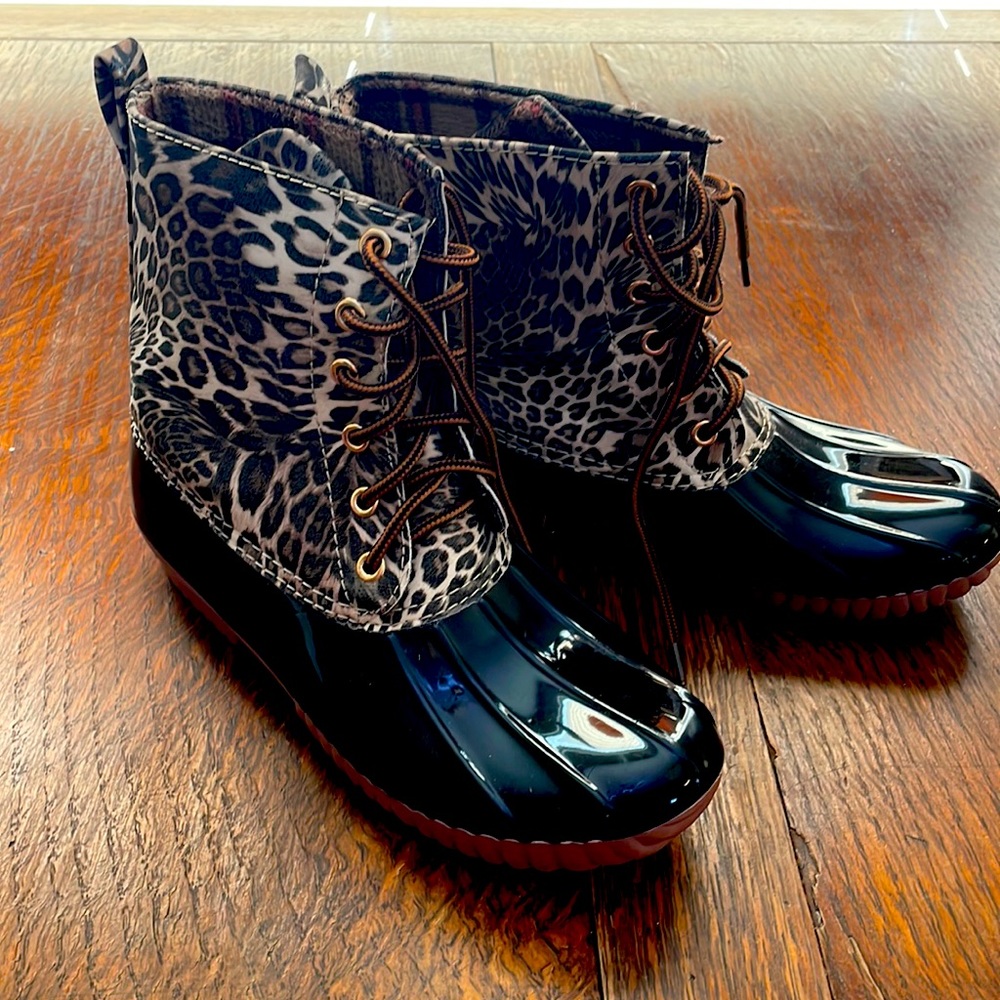 Leopard lace up Duck Boots NWT! Has a black rubber sole! Size 8 Unilady brand!